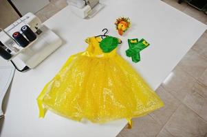 costume de fille fait à la main de carnaval pour enfants au bureau de couturière sur le lieu de travail. photo