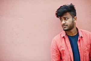 portrait de jeune homme indien élégant modèle isolé sur fond de mur rose. photo