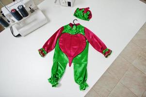 costume de garçon fait à la main de carnaval pour enfants au bureau de couturière sur le lieu de travail. photo