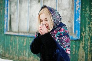 fille blonde avec écharpe brodée à la main posée au jour d'hiver. mouchoir femme. photo