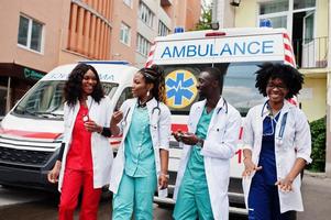 groupe de médecins de l'équipe d'urgence d'ambulance paramédicale africaine. photo