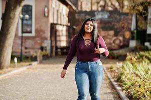 jolie fille modèle latino xxl de l'équateur portant un chemisier violet posé dans la rue. photo