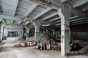 intérieur industriel d'une ancienne usine abandonnée. photo