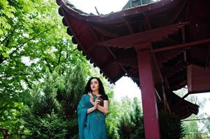 portrait d'une belle fille de brumette indienne ou d'un modèle de femme hindoue contre une maison traditionnelle japonaise. photo