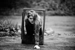 portrait de mode de fille sexy rousse en plein air. modèle séduisante femme dramatique avec une vieille boîte de télévision. photo