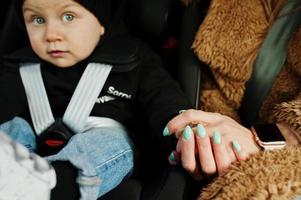 jeune mère et enfant en voiture. siège bébé sur chaise. concept de conduite de sécurité. photo