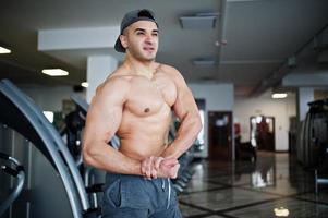 homme arabe en forme et musclé faisant des séances d'entraînement dans la salle de gym. photo