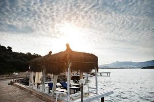 cabanons au coucher du soleil. point de repère populaire, célèbre destination de bodrum, turquie. photo