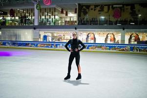 femme patineuse artistique à la patinoire. photo