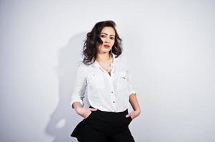 portrait en studio de jeune fille brune en blouse blanche sur fond blanc. photo