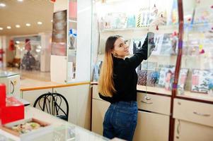 portrait de vendeur de jeune femme caucasienne. petite entreprise de magasin de souvenirs de bonbons. photo