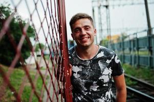 portrait de style de vie de bel homme posant sur la gare. photo