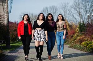 groupe de quatre filles latinos heureuses et jolies de l'équateur posées dans la rue. photo