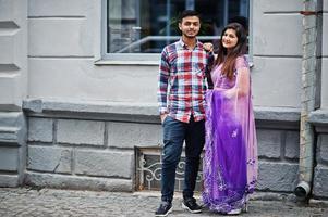 élégant couple hindou indien posé dans la rue. photo