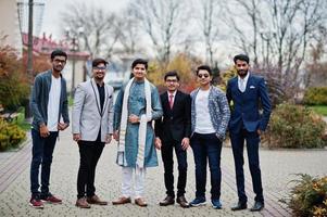 groupe de six hommes indiens d'asie du sud en vêtements traditionnels, décontractés et professionnels. photo