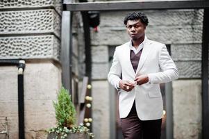 réfléchie jeune beau gentleman afro-américain en tenues de soirée. homme modèle élégant noir en veste blanche. photo