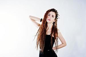 tournage en studio d'une fille en noir avec des dreads sur fond blanc. photo
