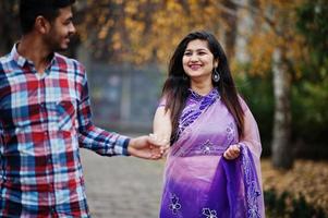 élégant couple hindou indien posé dans la rue. photo