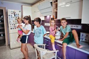 mère avec enfants cuisinant à la cuisine, moments heureux pour les enfants. photo