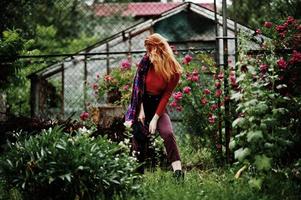 portrait de mode de fille sexy rousse en plein air. modèle séduisante séduction femme. photo