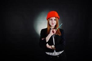 femme ingénieur en casque de protection orange avec pensil. photo