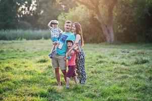 jeune famille heureuse photo