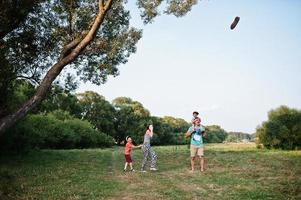 jeune famille heureuse photo