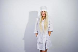 jolie blonde femme médecin ou infirmière en blouse de laboratoire isolée sur fond blanc. photo
