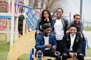 jeunes amis africains de la génération Y marchant dans la ville. des noirs heureux s'amusant ensemble. concept d'amitié génération z. photo