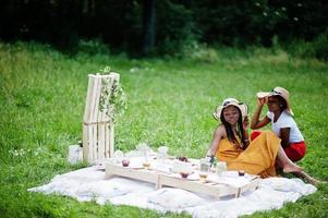 groupe de filles afro-américaines célébrant la fête d'anniversaire en plein air avec un décor. photo