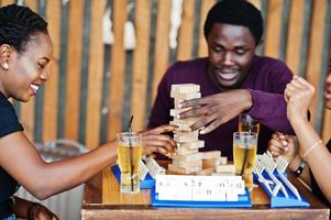 groupe de trois amis afro-américains jouent à des jeux de table. photo