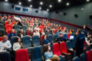 photo estompée des spectateurs au cinéma.