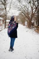 fille blonde avec écharpe brodée à la main posée au jour d'hiver. mouchoir femme. photo