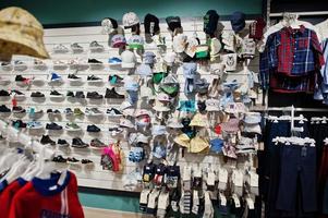 intérieur luxueux et à la mode de chaussures, casquettes et magasin de vêtements pour enfants. photo