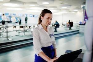 fille de serveur travaillant avec un terminal pos ou une caisse au café. concept de personnes et de services photo