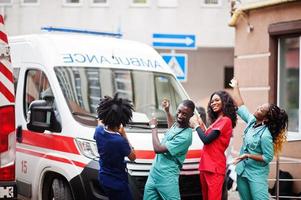 groupe de médecins de l'équipe d'urgence d'ambulance paramédicale africaine. photo