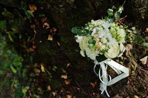 beau bouquet de mariée tendre et bagues. photo