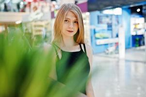 portrait en gros plan d'une jeune fille blonde dans le centre commercial. photo