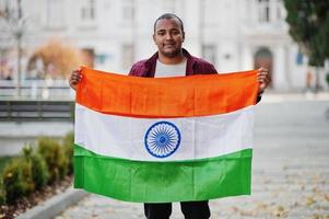 étudiant indien d'asie du sud avec le drapeau de l'inde posé à l'extérieur. photo