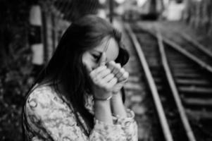 portrait de style de vie de jeune fille posant sur la gare. photo