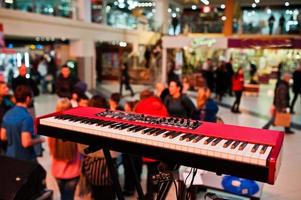 piano audio sur scène dans une salle de concert derrière les peuples. photo