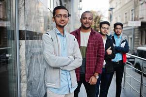 groupe de quatre étudiants adolescents indiens. camarades de classe passent du temps ensemble. photo