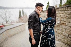 histoire d'amour d'un couple indien posé en plein air. photo