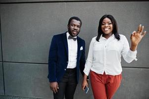 élégant couple afro-américain en tenue de soirée. couple romantique amoureux datant. ils montrent des doigts ok. photo