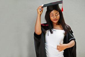 jeune étudiante afro-américaine avec diplôme pose à l'extérieur. photo