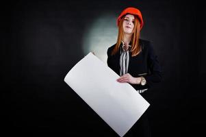 ingénieur femme en orange protéger casque avec projet de papier de construction. photo