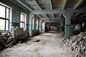 intérieur industriel d'une ancienne usine abandonnée. photo