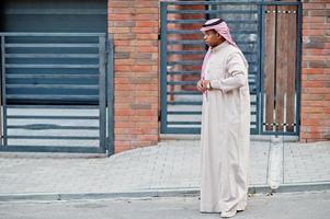 homme arabe du moyen-orient posé dans la rue contre un bâtiment moderne. photo