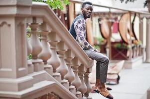 bel homme afro-américain portant des vêtements traditionnels dans la ville moderne. photo