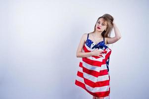 jolie fille en soutien-gorge et short avec drapeau américain usa isolé sur fond blanc. photo